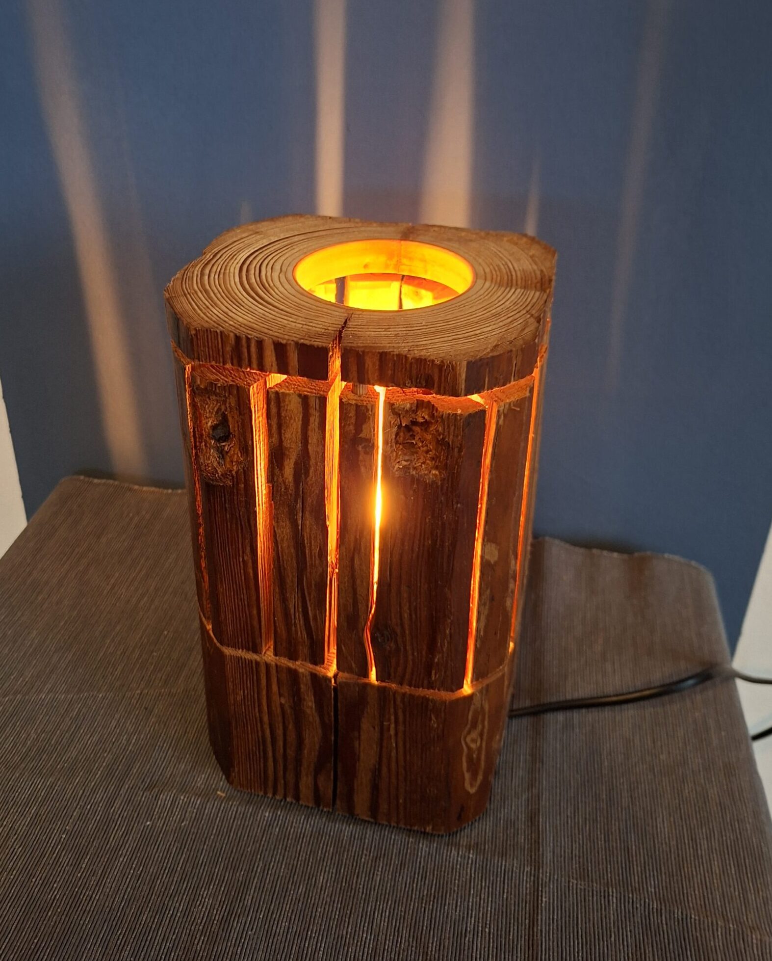 Altholz-Balken Leuchte „gespalten“